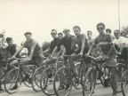 Angelo Barcella con altri colleghi a una gara ciclistica.