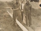 Pietro Pelicioli con i colleghi durante la posa in opera dei tubi.
