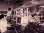 Operatori nella cabina di controllo del reparto di laminazione.