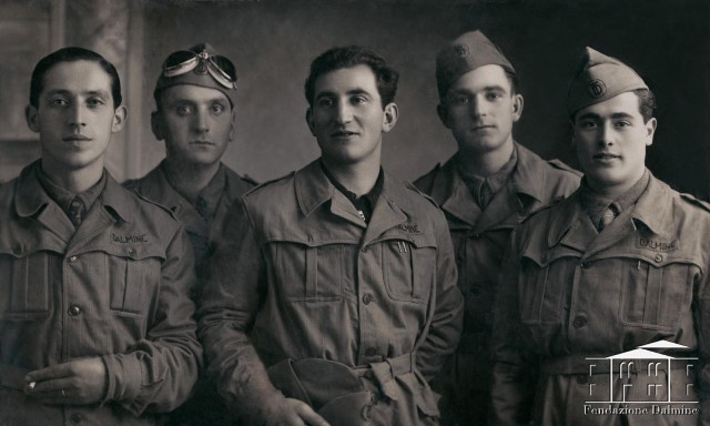 Felice Beltramelli con altri lavoratori in divisa militare.