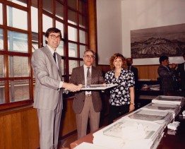 Fausto Cavalleri premiato per l'anzianità di servizio.