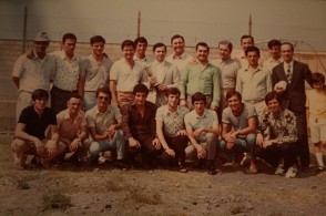 Franco Nappo in una foto di gruppo al torneo di calcio aziendale.