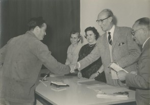 Antonietta Faiella alla cerimonia per la fine dei corsi della scuola tecnica aziendale.