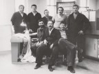 Giuseppe Lardo insieme ai colleghi del laboratorio centrale. 