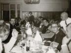 Foto di gruppo durante una cena all'albergo vacanze aziendale.