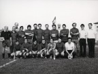 Giacomo Seghezzi con i colleghi al torneo di calcio aziendale.