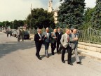 Luigi Zanotti con gli ex colleghi a passeggio lungo via Vittorio Veneto.