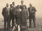 Giuseppe Merli con i colleghi in riva al mare.