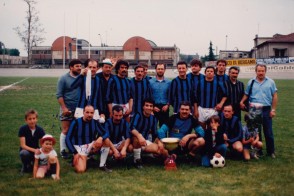 Pasquale Bove con i colleghi al torneo di calcio aziendale.
