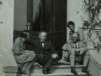 Emilio Taddei e la moglie Elina insieme a due amici sui gradini della loro abitazione.