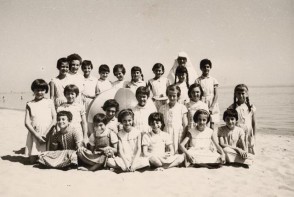Maria Rosa Maffi e altre bambine della colonia marina F. Ratti di Desio.