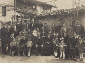 Foto di gruppo della famiglia Angioletti.