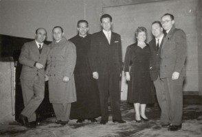 Angelo Barcella e il suo gruppo di musica lirica durante un'esibizione.