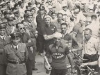 Pietro Salvetti e altri ciclisti del Cral aziendale festeggiano la vittoria.