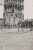 Pietro Salvetti con altri ciclisti del Cral aziendale ai piedi della torre pendente.