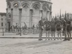Pietro Salvetti con altri ciclisti del Cral aziendale ai piedi della torre pendente.