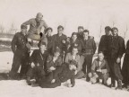Pietro Salvetti e il corpo dei pompieri in servizio nello stabilimento sulla neve.