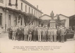 Giovanni Bonanni in una foto di gruppo negli stabilimenti Marelli.