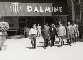 Visitatori allo stand Dalmine della Mostra del Tirreno. 