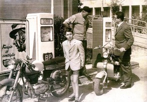 Mora Angelo presso il suo distributore di benzina mentre parla con Nedo Mandaletti.