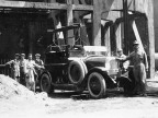 Operai e autocarro. 1920